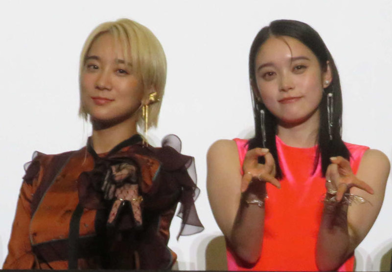 完成披露上映会に登壇した伊澤彩織（左）と高石あかり