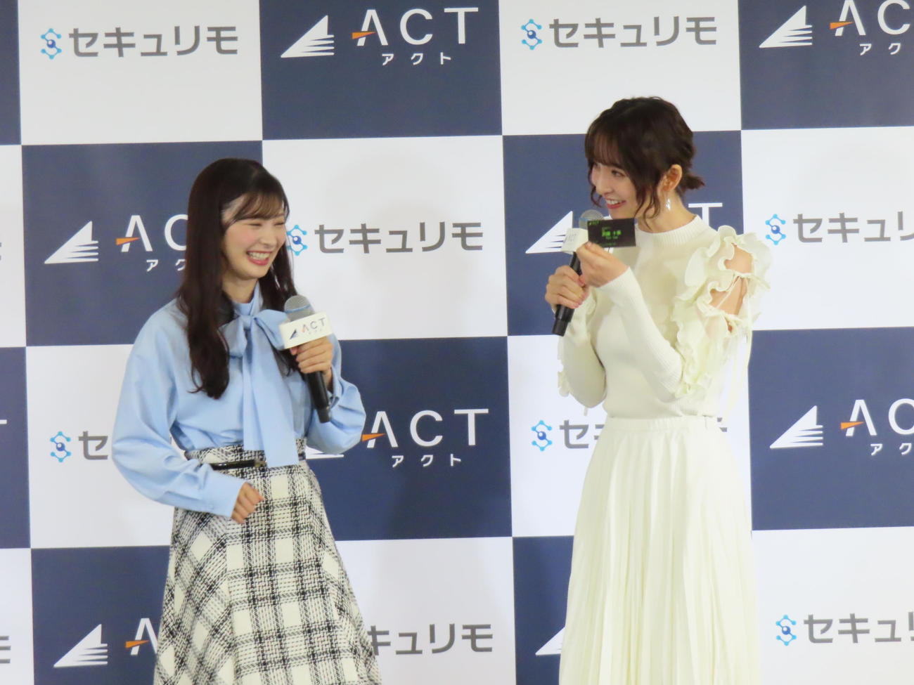 アクトの広報に就任した武藤十夢（左）とゲストとして登壇した篠田麻里子