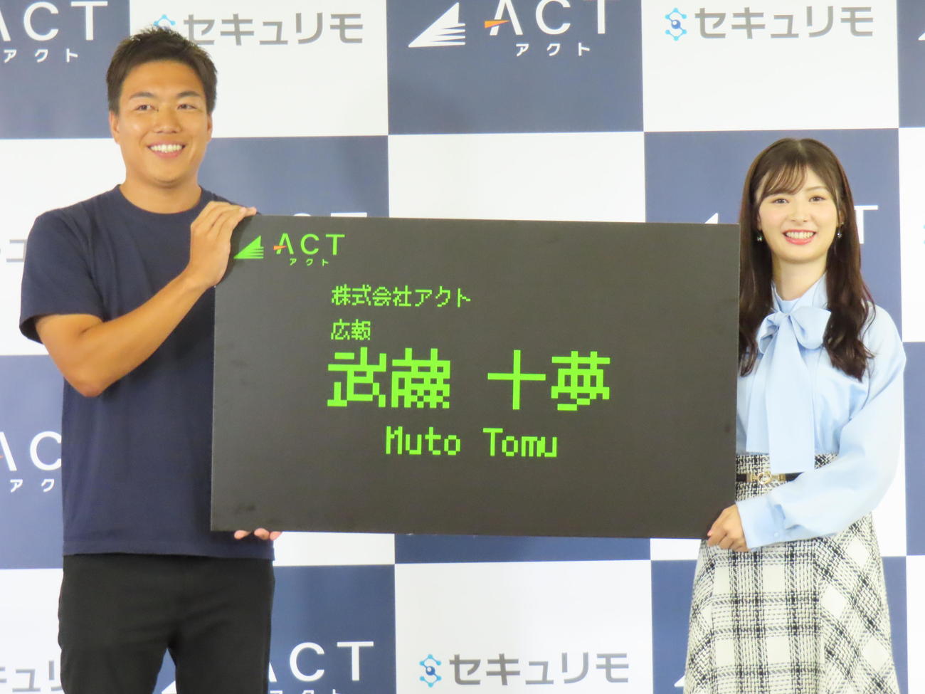 アクトの広報に就任した武藤十夢（右）。左は小林智彦代表取締役CEO