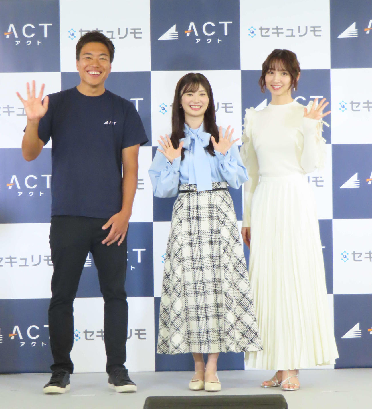 アクトの広報に就任した武藤十夢（中央）とゲストとして登壇した篠田麻里子（右）。左は小林智彦代表取締役CEO