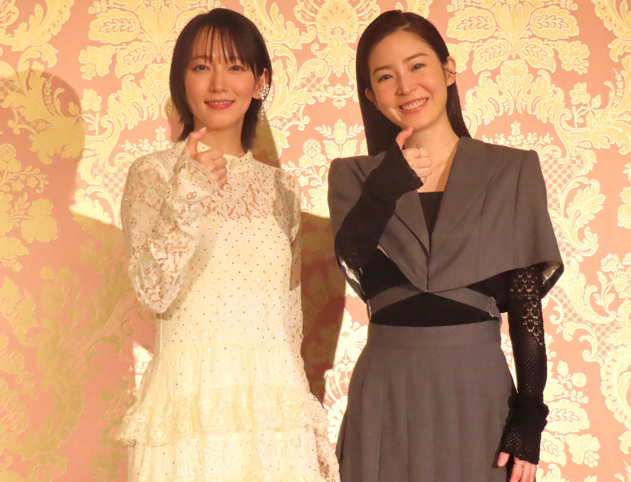 舞台劇「まつとおね」の記者発表会見に登壇し“能登半島ポーズ”で写真に納まる吉岡里帆（左）と蓮佛美沙子