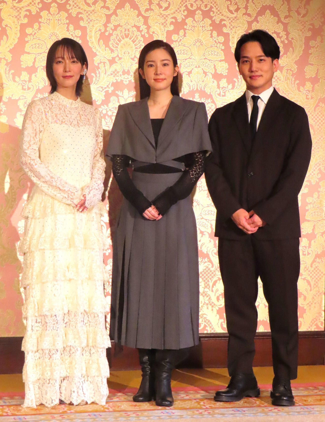 舞台劇「まつとおね」の記者発表会見に登壇した、左から吉岡里帆、蓮佛美沙子、中村歌昇
