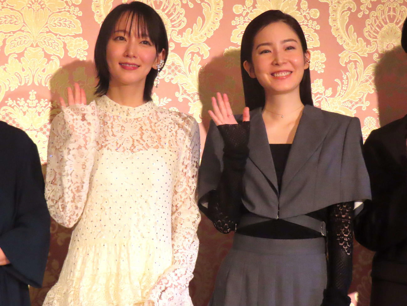 舞台劇「まつとおね」の記者発表会見に登壇した吉岡里帆（左）と蓮佛美沙子