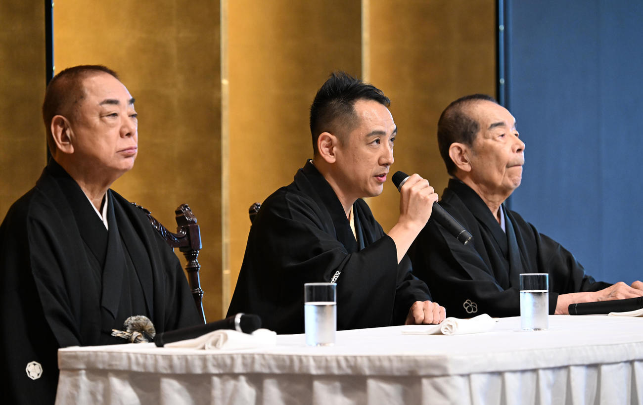 七代目三遊亭円楽襲名記者会見で質問に答える三遊亭王楽。左は三遊亭好楽、右は林家木久扇（撮影・千葉一成）