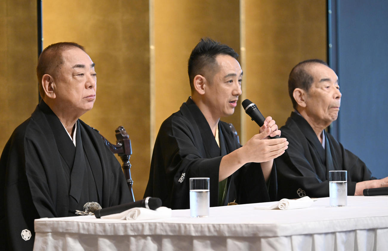 七代目三遊亭円楽襲名記者会見で質問に答える三遊亭王楽。左は三遊亭好楽、右は林家木久扇（撮影・千葉一成）
