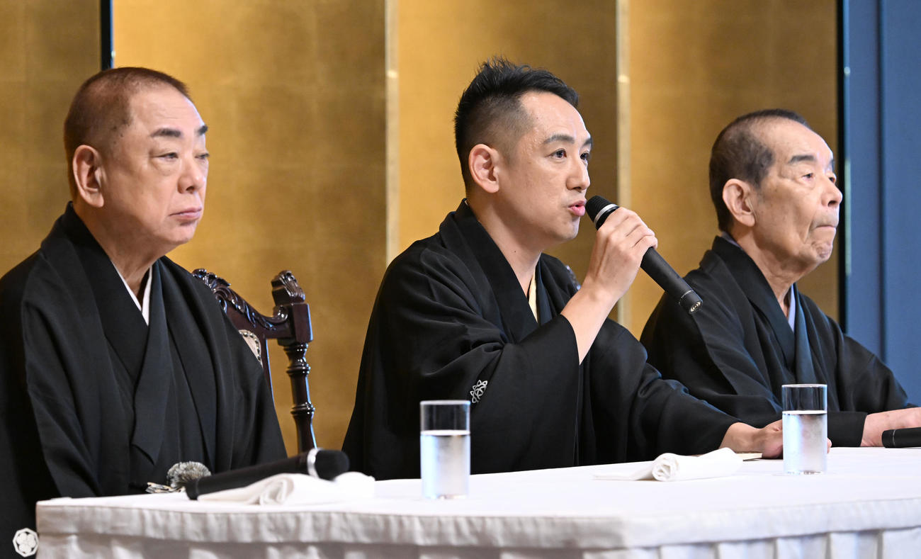 七代目三遊亭円楽襲名記者会見で質問に答える三遊亭王楽。左は三遊亭好楽、右は林家木久扇（撮影・千葉一成）