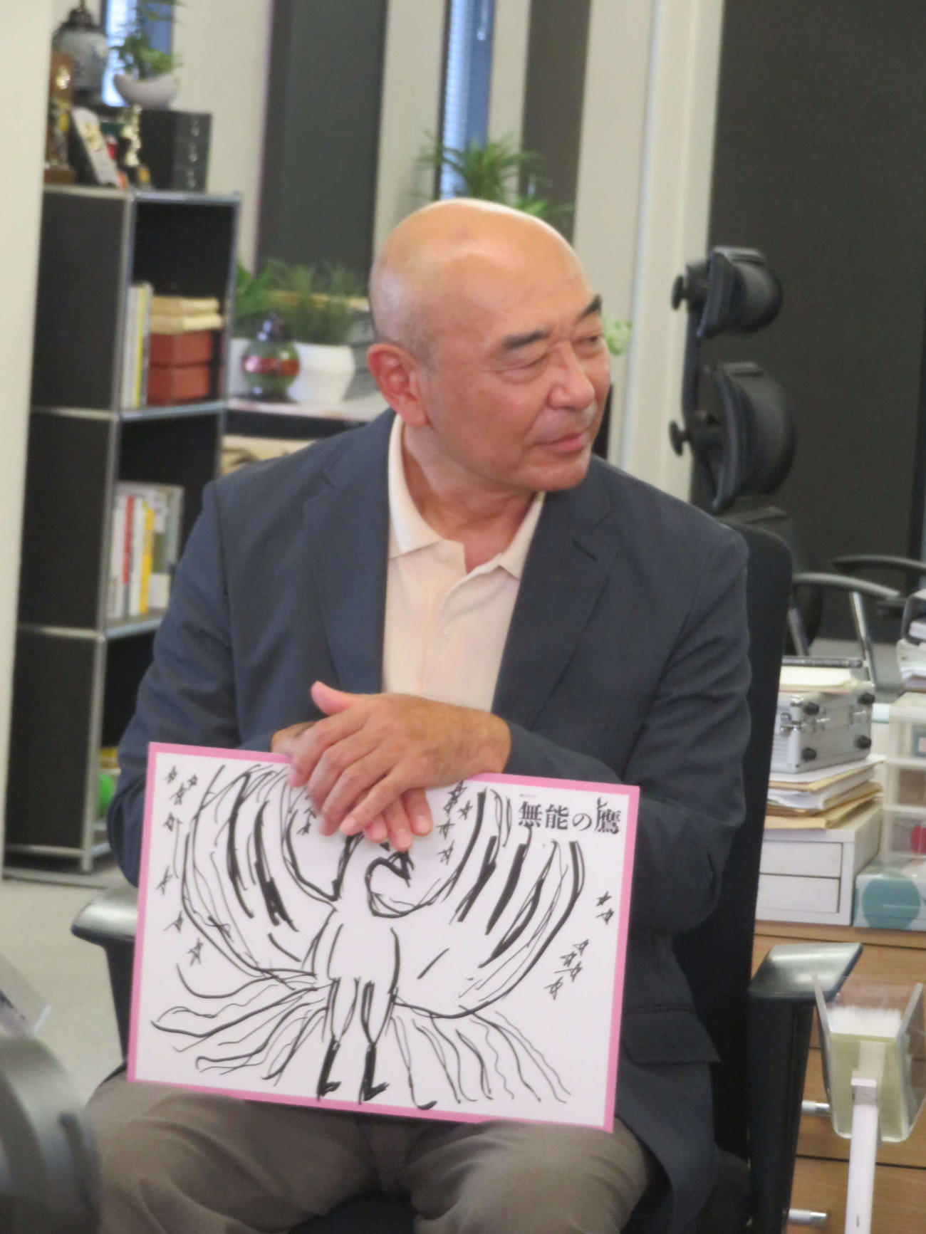 役名の朱雀又一郎にちなみ、朱雀のイラストを披露する高橋克実