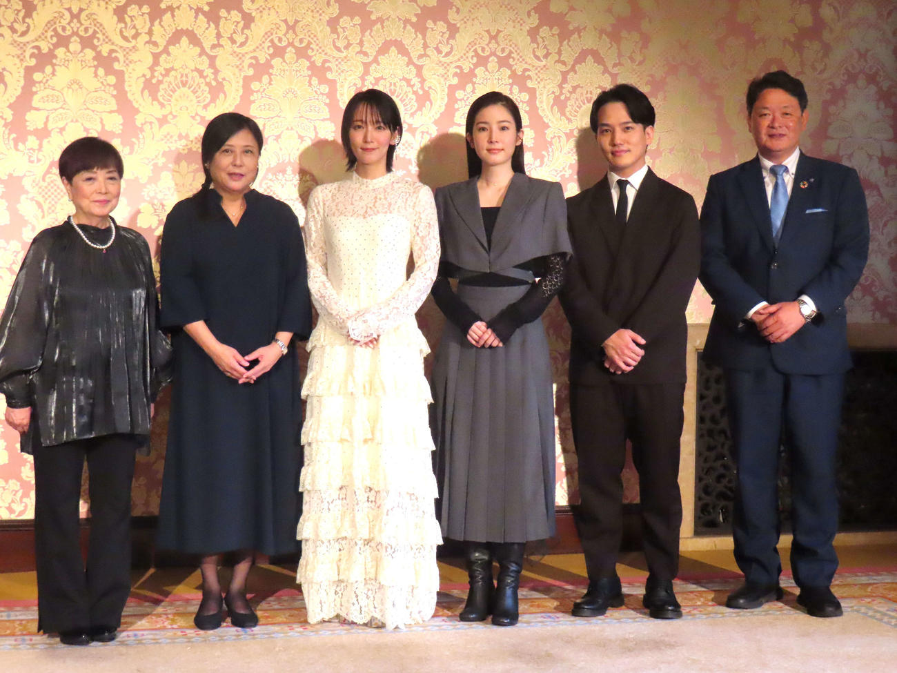 舞台劇「まつとおね」の記者発表会見に登壇した、左から近藤由紀子氏、小松江里子氏、吉岡里帆、蓮佛美沙子、中村歌昇、七尾市の茶谷義隆市長