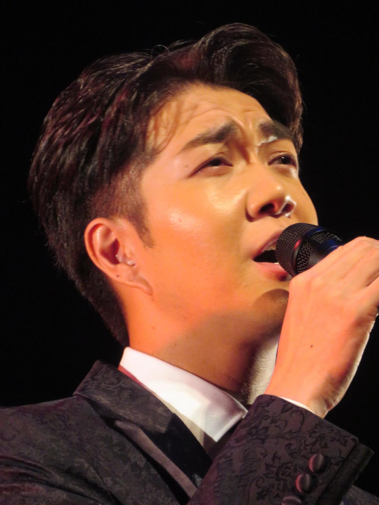 北とぴあでコンサート「演歌・歌謡曲ツアー」の東京公演を行った中澤卓也