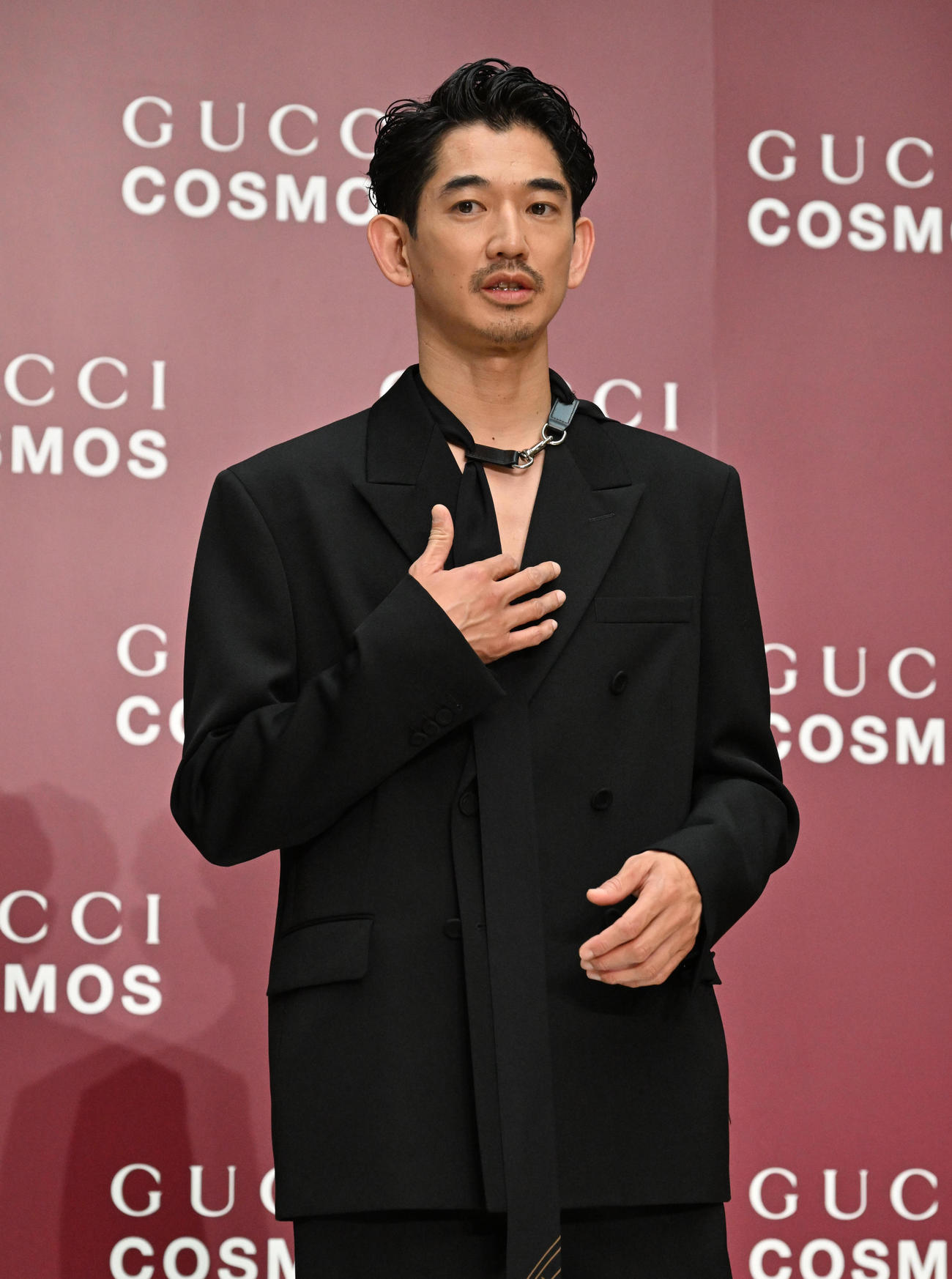 GUCCI COSMOSのフォトコールに登場した永山瑛太（撮影・石井愛子）