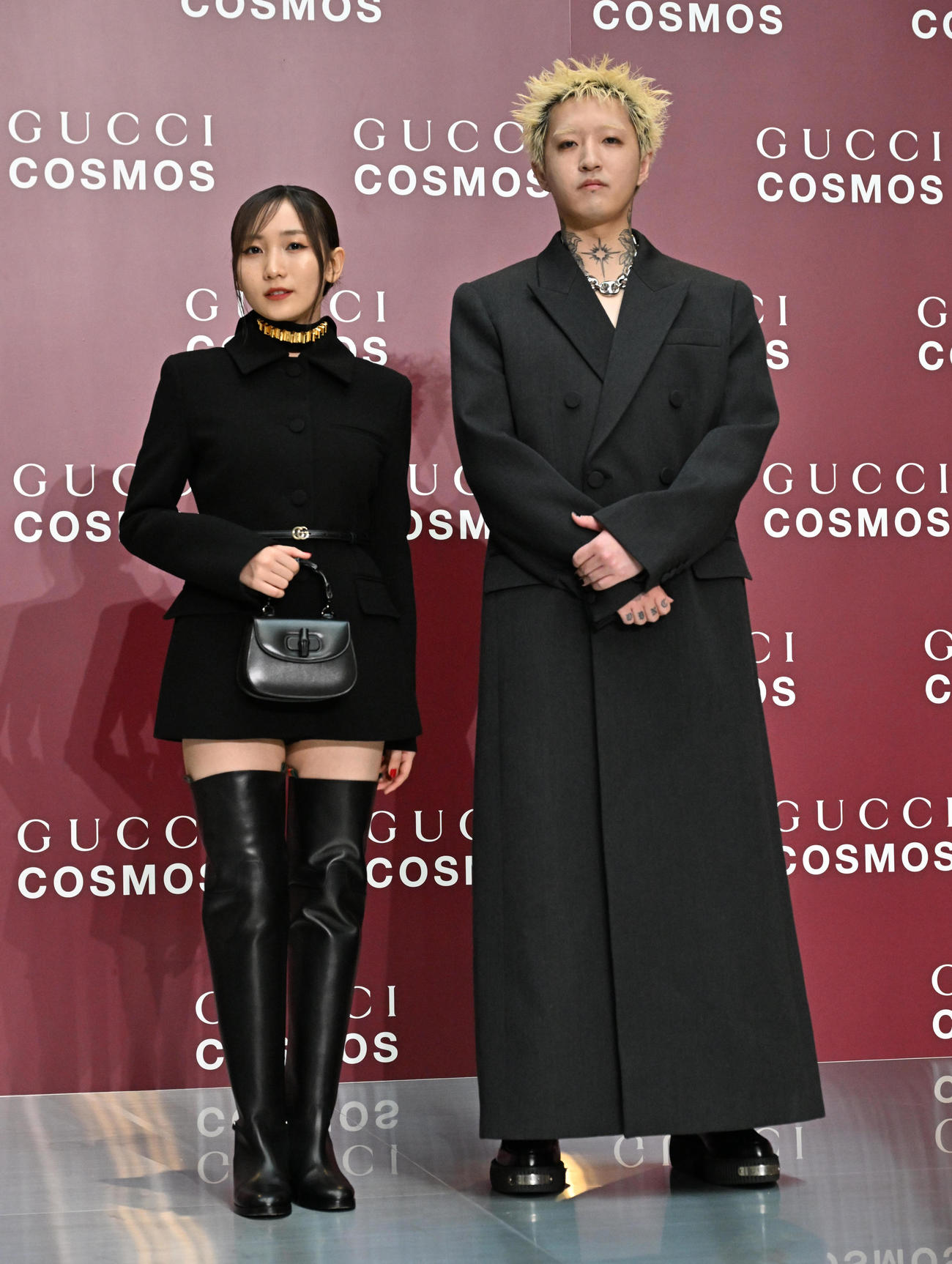 GUCCI COSMOSのフォトコールに登場したYOASOBIの（左から）ikura、Ayase（撮影・石井愛子）