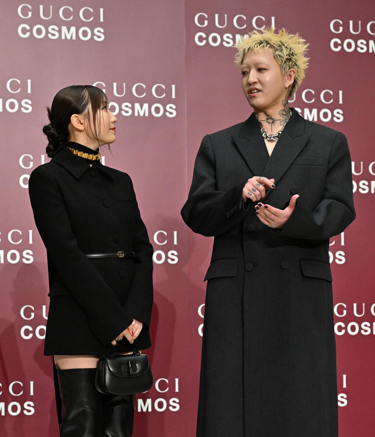 GUCCI COSMOSのフォトコールに登場したYOASOBIの（左から）ikura、Ayase（撮影・石井愛子）