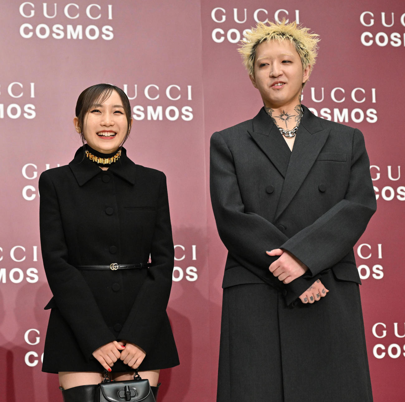 GUCCI COSMOSのフォトコールに登場したYOASOBIの（左から）ikura、Ayase（撮影・石井愛子）
