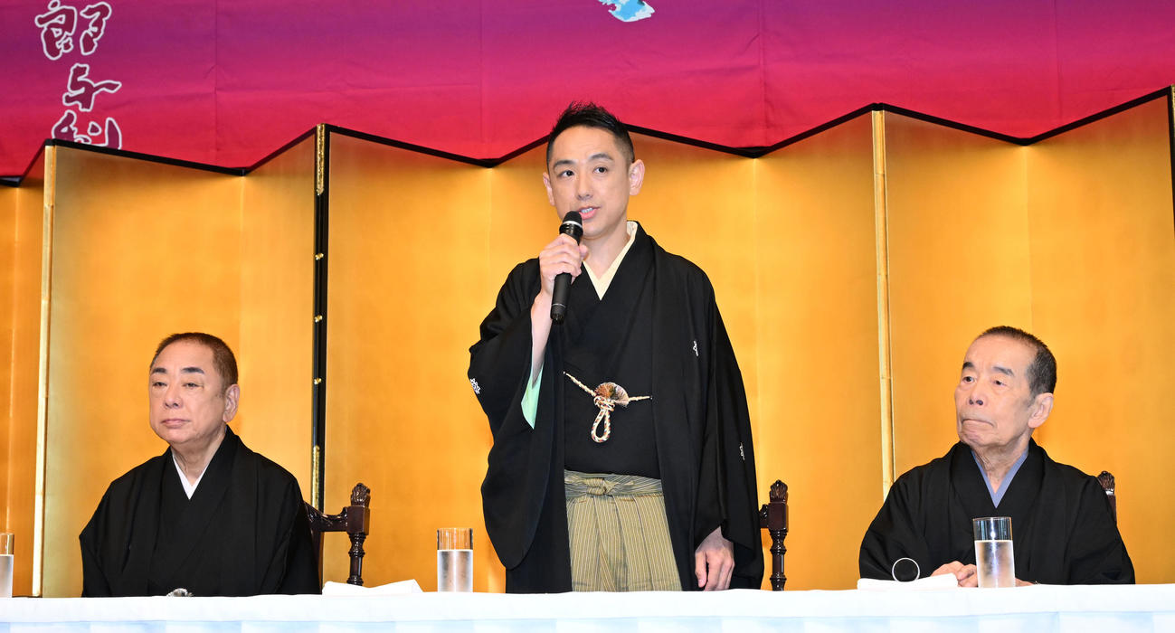 七代目三遊亭円楽襲名記者会見であいさつする三遊亭王楽。左は三遊亭好楽、右は林家木久扇（撮影・千葉一成）