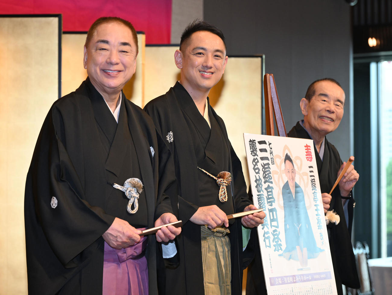 七代目三遊亭円楽襲名記者会見を終え、写真撮影に応じる、左から三遊亭好楽、三遊亭王楽、林家木久扇（撮影・千葉一成）