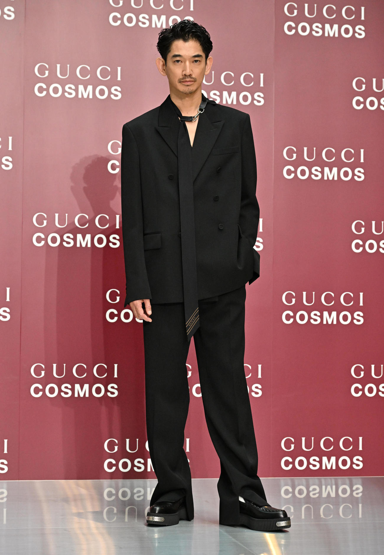 GUCCI COSMOSのフォトコールに登場した永山瑛太（撮影・石井愛子）