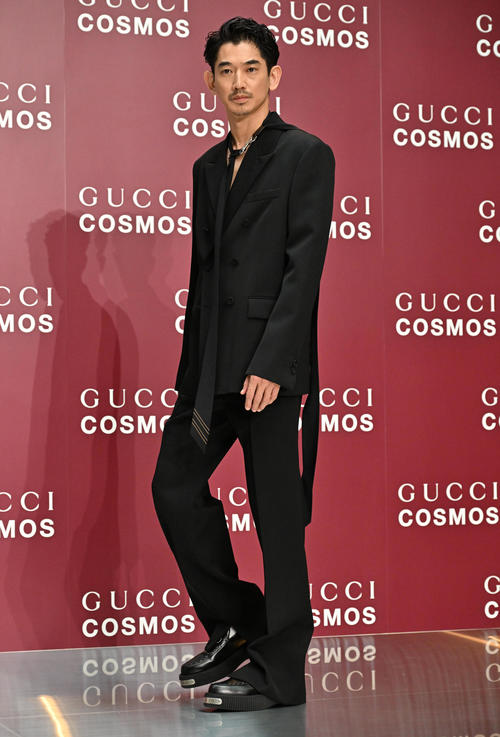 GUCCI COSMOSのフォトコールに登場した永山瑛太（撮影・石井愛子）