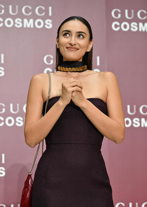 GUCCI COSMOSのフォトコールに登場した長谷川潤（撮影・石井愛子）