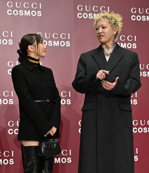 GUCCI COSMOSのフォトコールに登場したYOASOBIの（左から）ikura、Ayase（撮影・石井愛子）