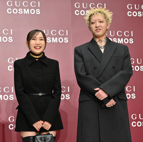GUCCI COSMOSのフォトコールに登場したYOASOBIの（左から）ikura、Ayase（撮影・石井愛子）
