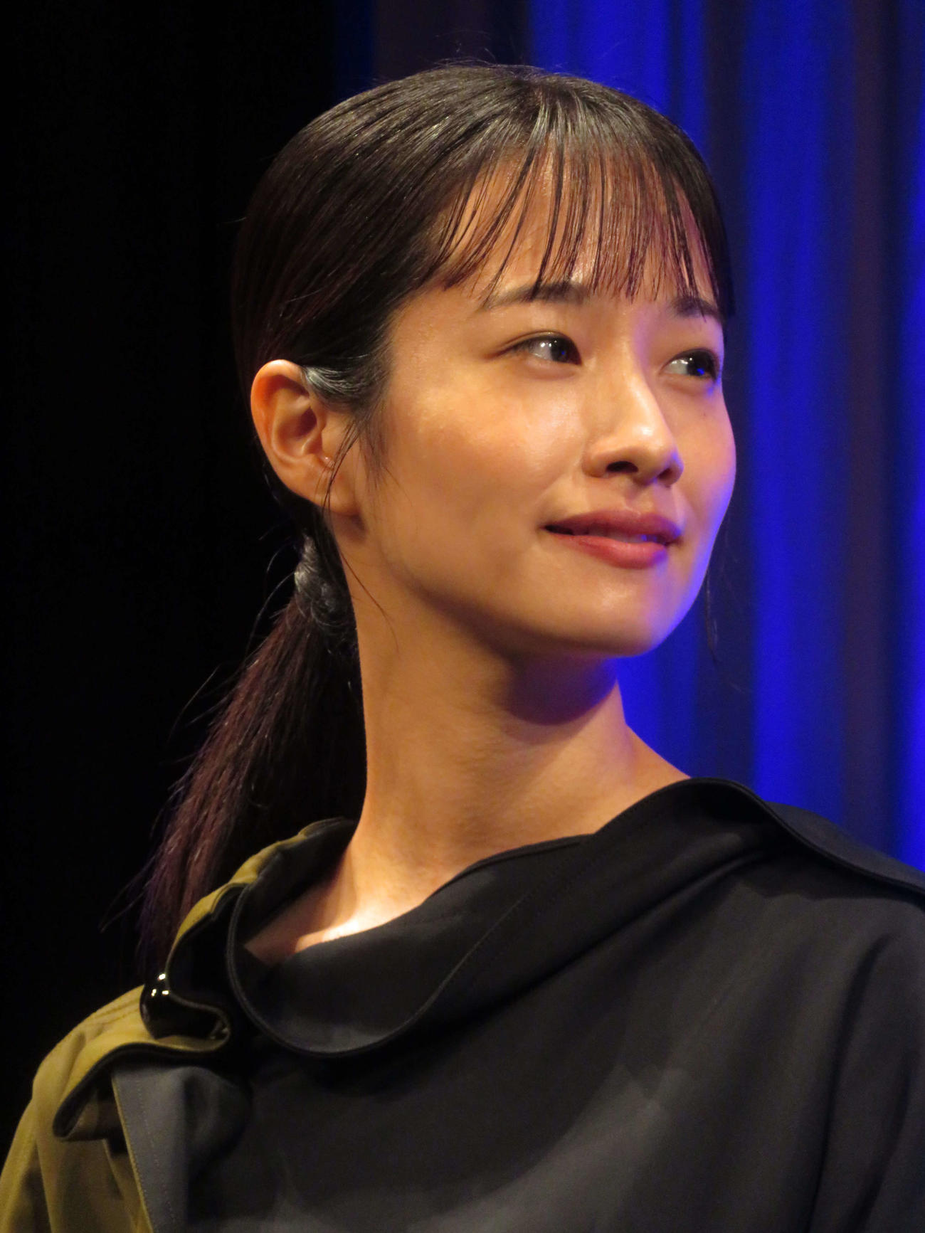 映画「アイミタガイ」完成披露試写会で、原作者の中條てい氏の話を聞き、目を潤ませる藤間爽子（撮影・村上幸将）