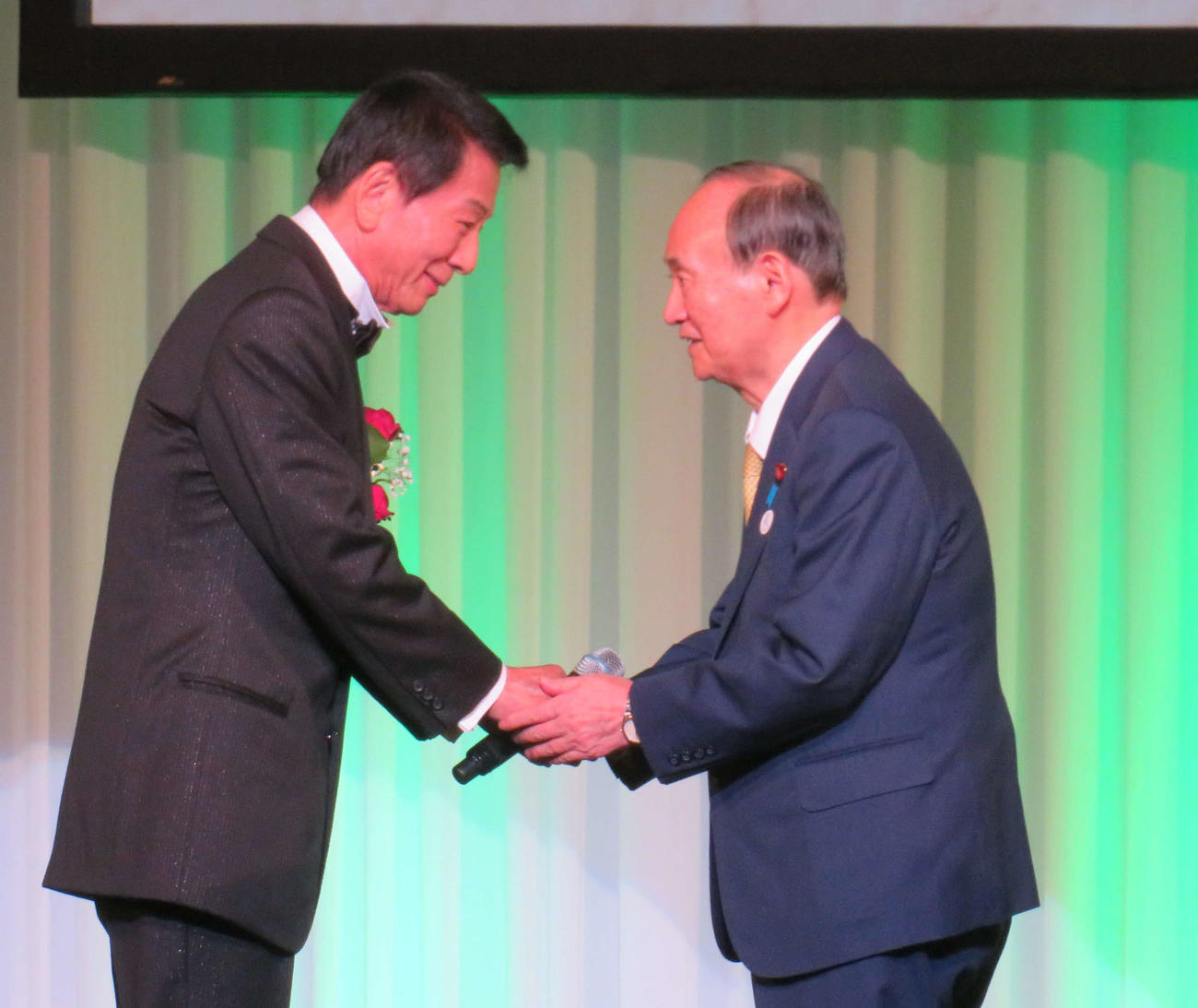 「芸能活動60年・福祉活動65年　感謝の宴」を行った杉良太郎（左）と菅義偉氏