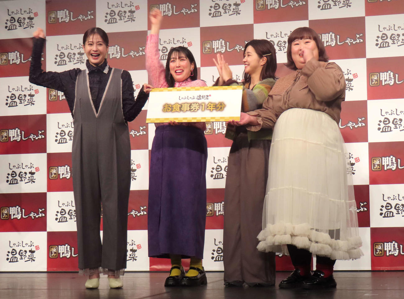 「しゃぶしゃぶ温野菜　秋の極み鴨しゃぶ新商品発表会」に登壇した、左から松本若菜、3時のヒロインゆめっち、福田麻貴、かなで