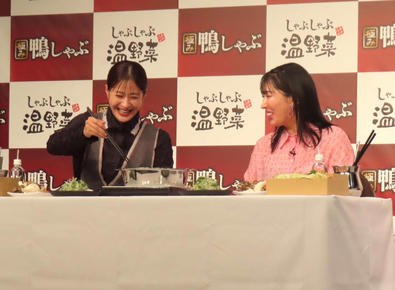 「しゃぶしゃぶ温野菜　秋の極み鴨しゃぶ新商品発表会」に登壇した松本若菜（左）と3時のヒロインゆめっち
