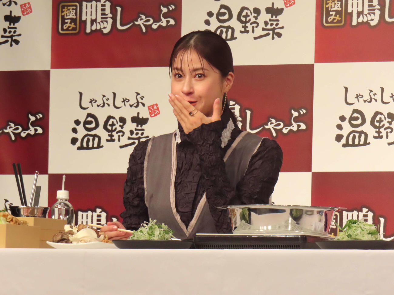 「しゃぶしゃぶ温野菜　秋の極み鴨しゃぶ新商品発表会」で試食する松本若菜