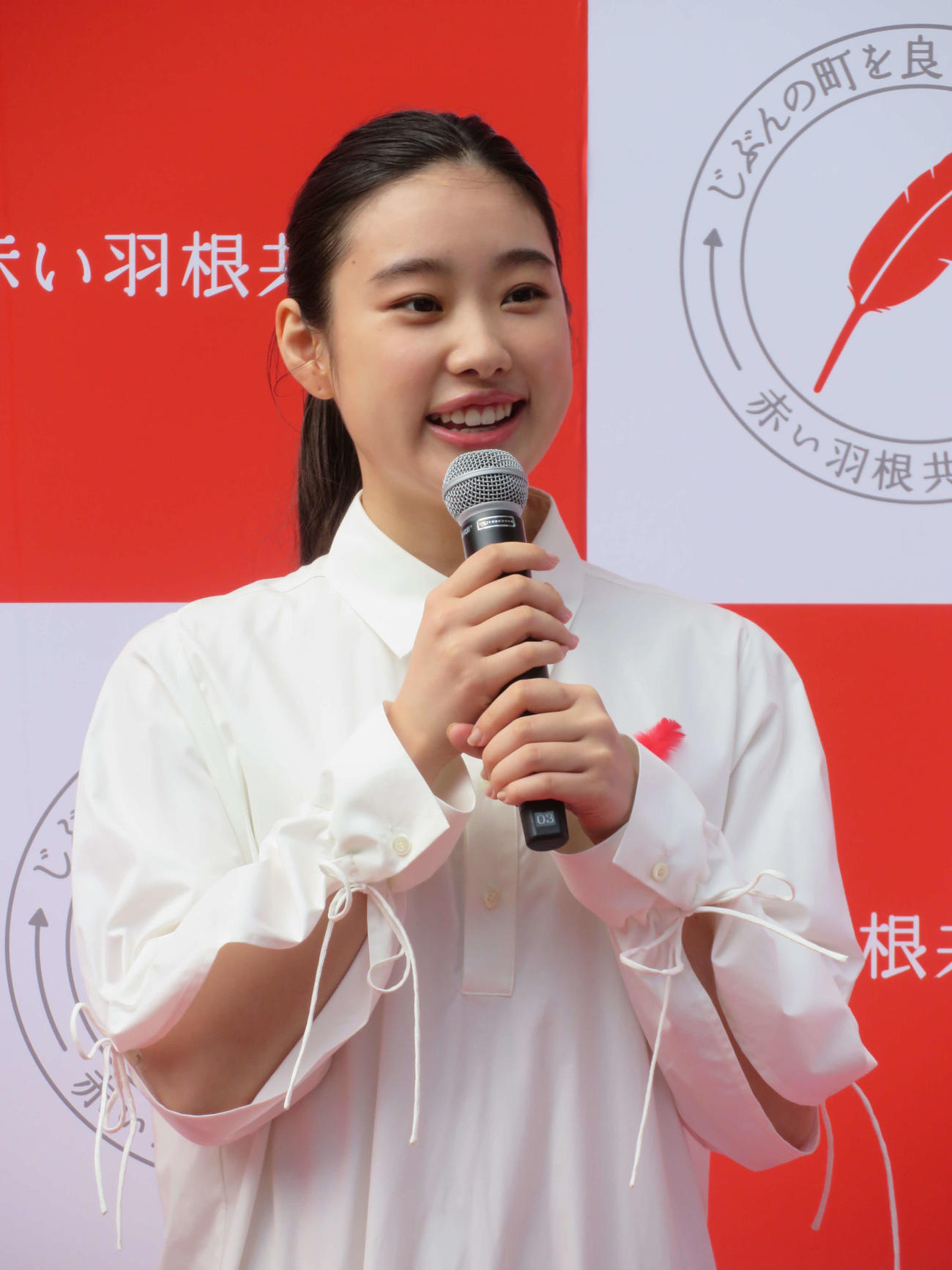 第78回「赤い羽根共同募金運動」キックオフイベントで募金を呼びかける倉沢杏菜（撮影・村上幸将）