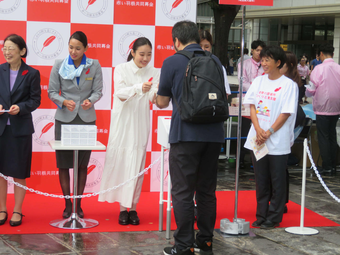 第78回「赤い羽根共同募金運動」キックオフイベントで笑顔で募金活動を行う倉沢杏菜（撮影・村上幸将）