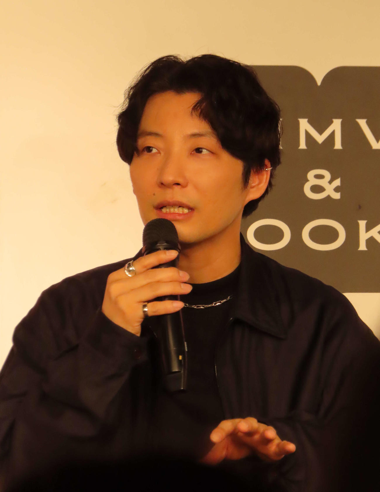 エッセー集「いのちの車窓から2」の出版記念イベントを行った星野源