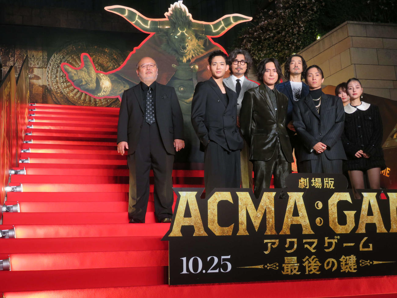 映画「劇場版アクマゲーム　最後の鍵」開幕宣言に登壇した、前列左から竜星涼、間宮祥太朗、SixTONES田中樹、嵐莉菜、後列左から佐藤東弥監督、小澤征悦、金子ノブアキ、志田未来（撮影・村上幸将）