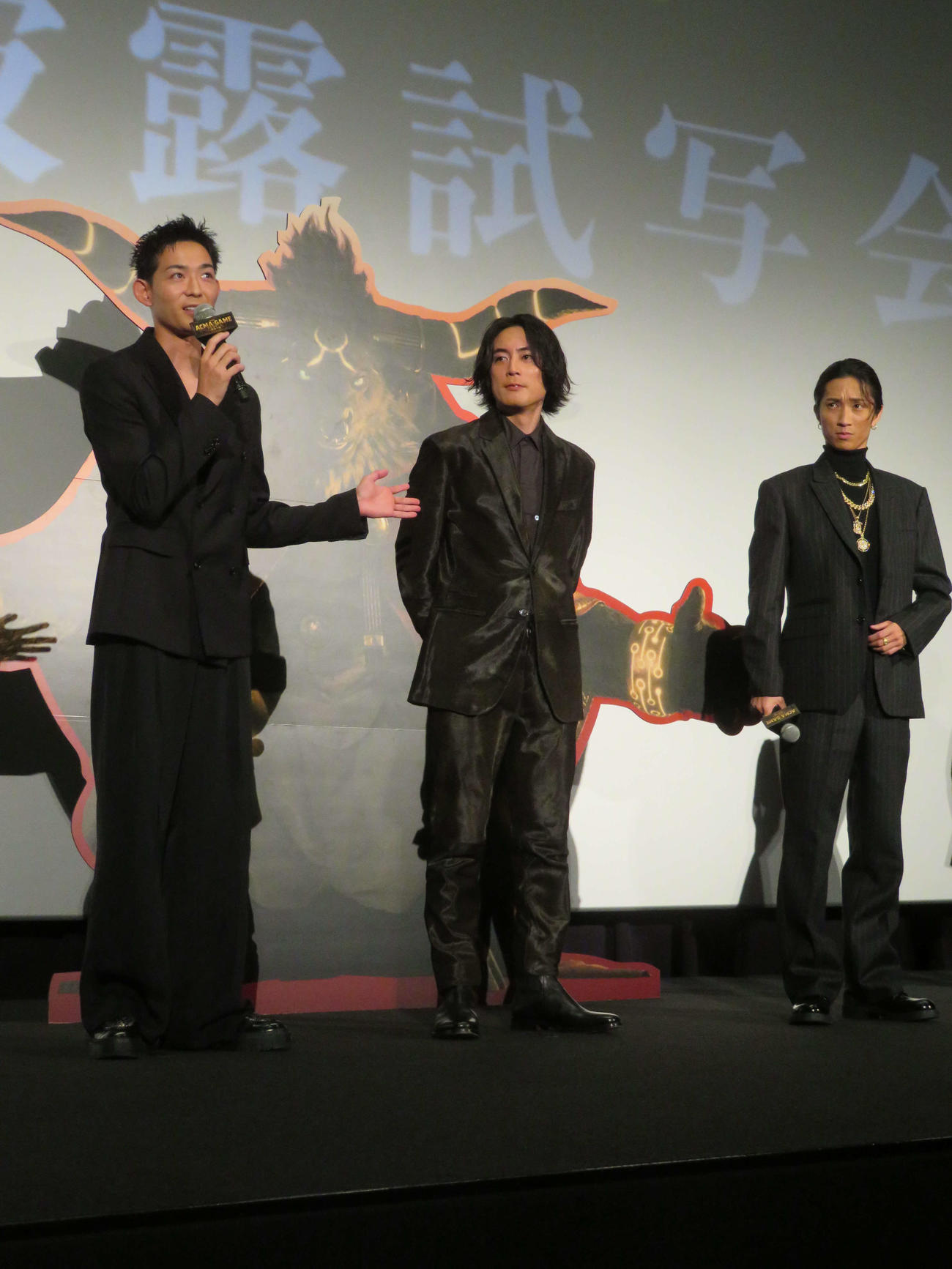映画「劇場版アクマゲーム　最後の鍵」完成披露試写会に登壇した、左から竜星涼、間宮祥太朗、SixTONES田中樹（撮影・村上幸将）