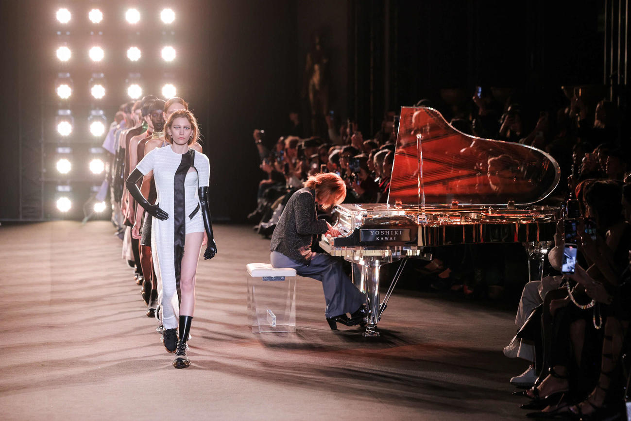パリファッションウイークで行われた「MAISON YOSHIKI PARIS」のショーでピアノを演奏するYOSHIKI
