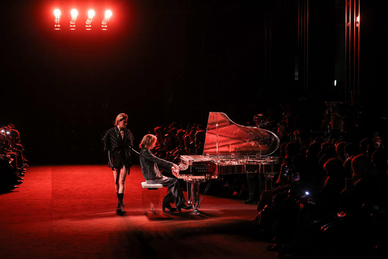 パリファッションウイークで行われた「MAISON YOSHIKI PARIS」のショーでランウェイを歩いたマイケルジャクソンの娘、パリスジャクソン