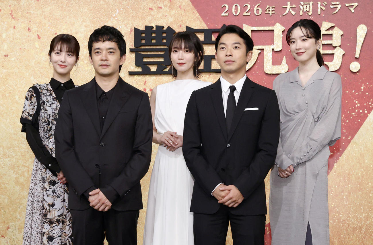 NHK大河ドラマ「豊臣兄弟！」に出演する（左から）浜辺美波、池松壮亮、吉岡里帆、仲野太賀、永野芽郁＝2日午前、東京・渋谷のNHK放送センター（共同）