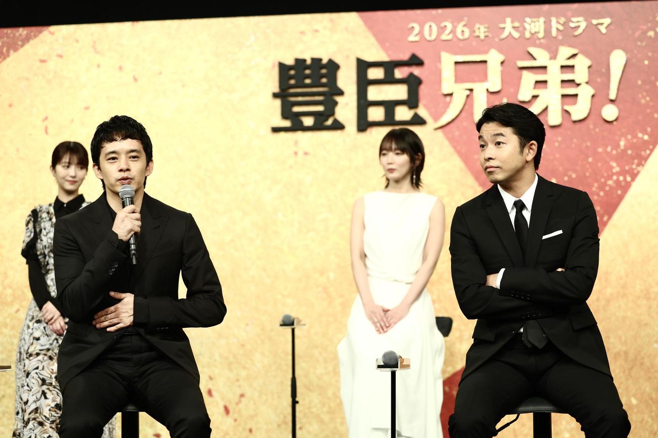 記者の質問に答える池松壮亮（左）と仲野太賀（撮影・河田真司）