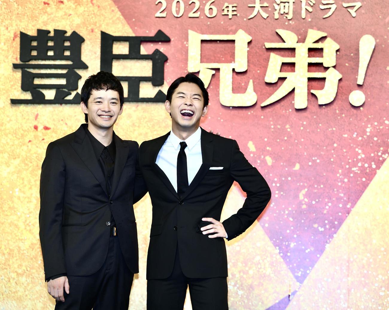 笑顔で肩を池松壮亮（左）と仲野太賀（撮影・河田真司）