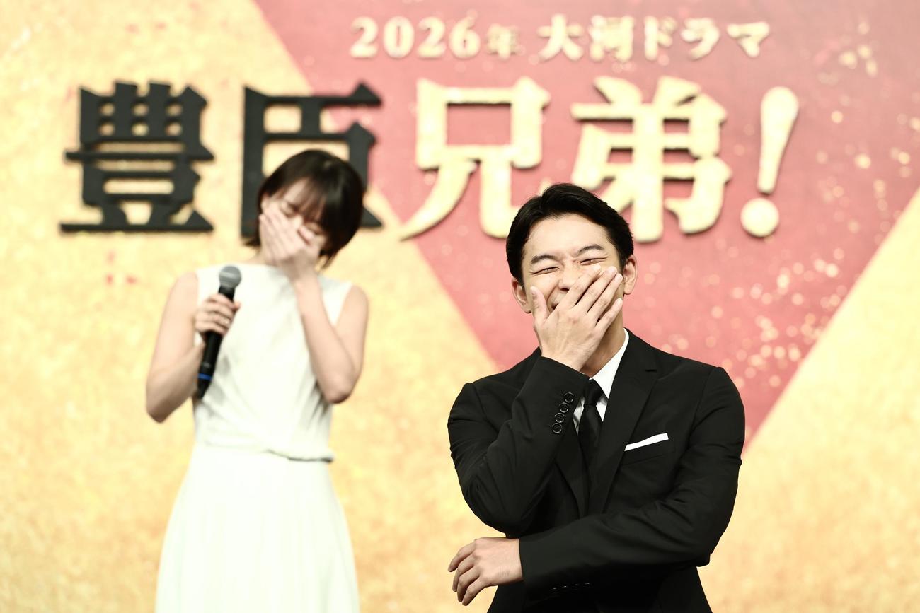 会見で笑顔を見せる仲野太賀（手前）と吉岡里帆（撮影・河田真司）
