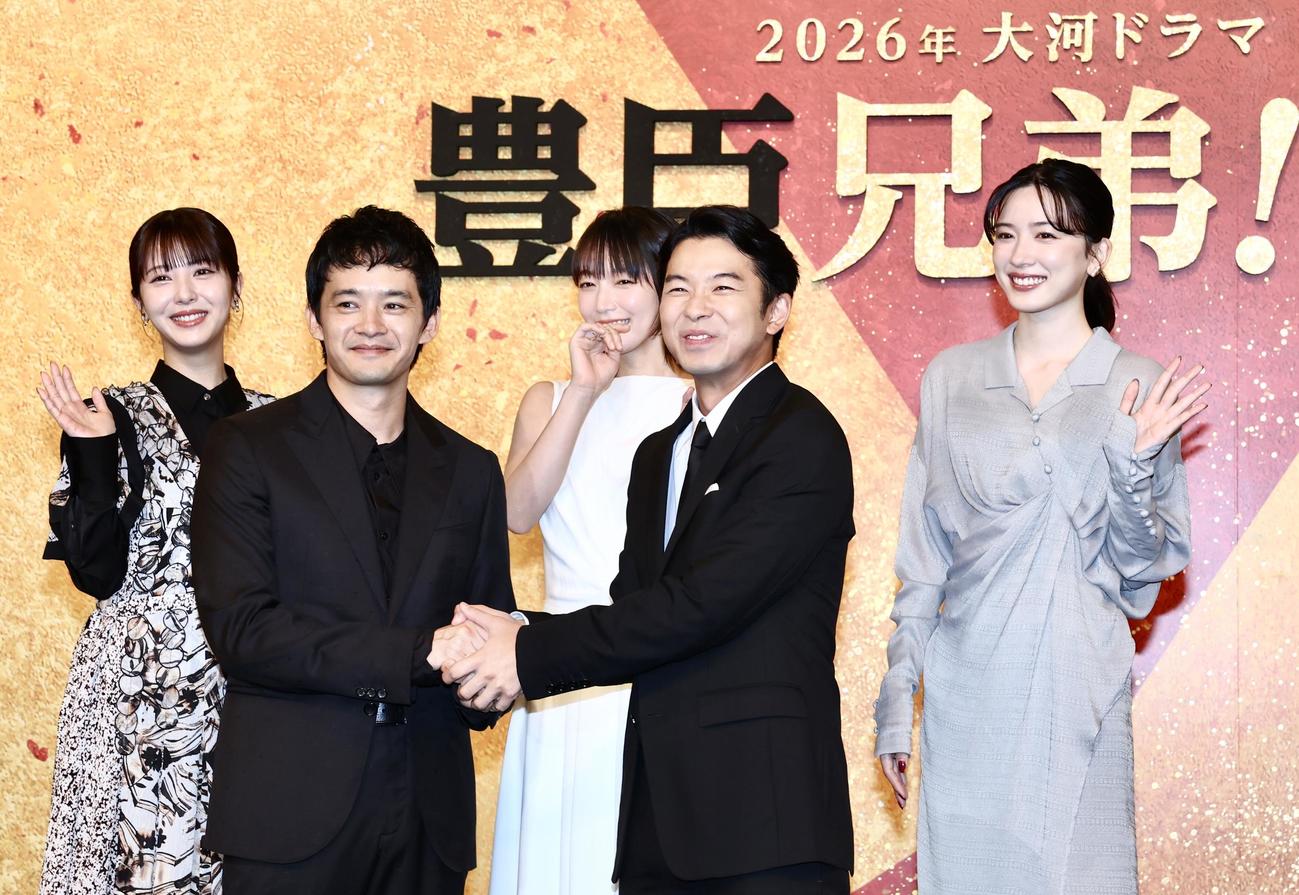 池松壮亮（手前左）と握手を交わす仲野太賀。後方左から浜辺美波、吉岡里帆、永野芽郁（撮影・河田真司）