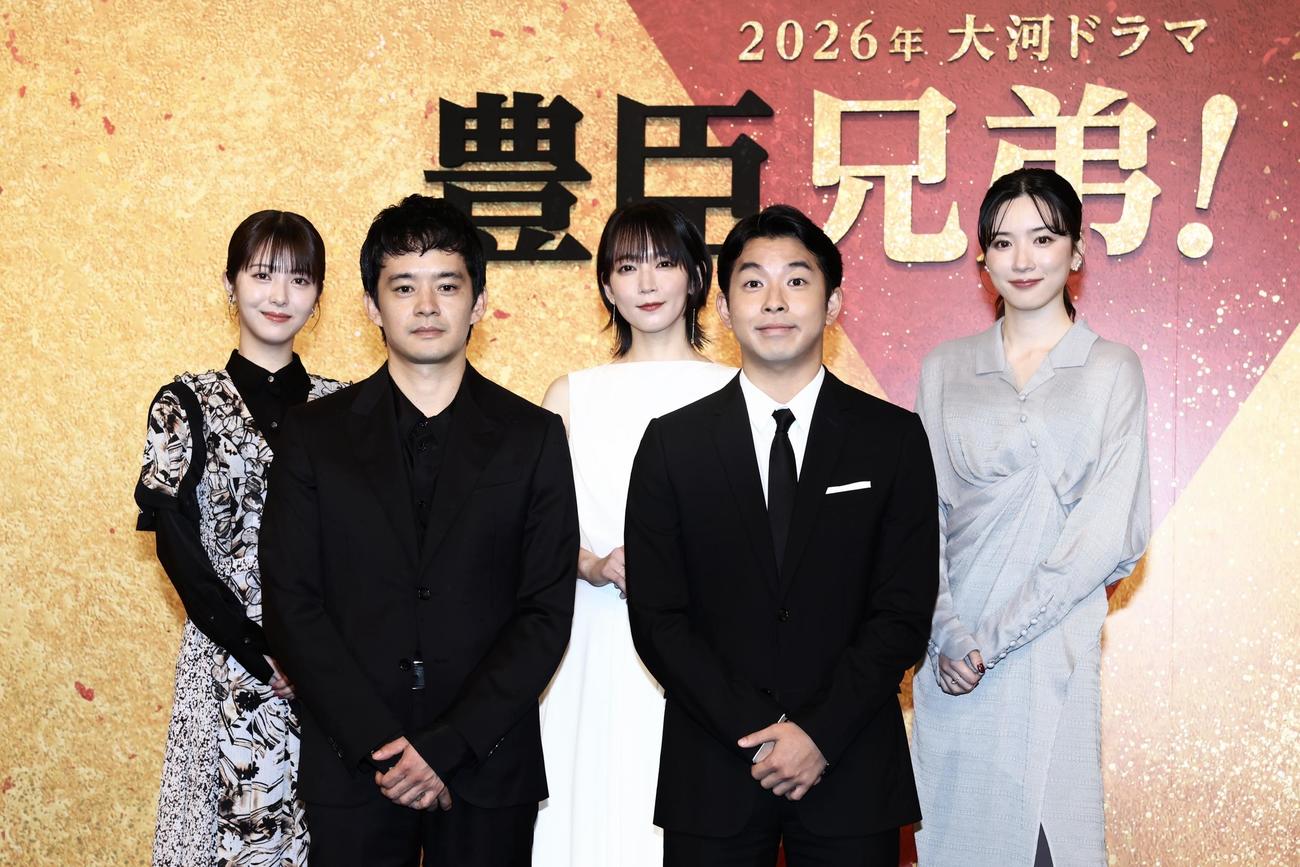 集合写真に納まる2026年NHK大河ドラマ「豊臣兄弟！」出演者の、左から浜辺美波、池松壮亮、吉岡里帆、仲野太賀、永野芽郁（撮影・河田真司）
