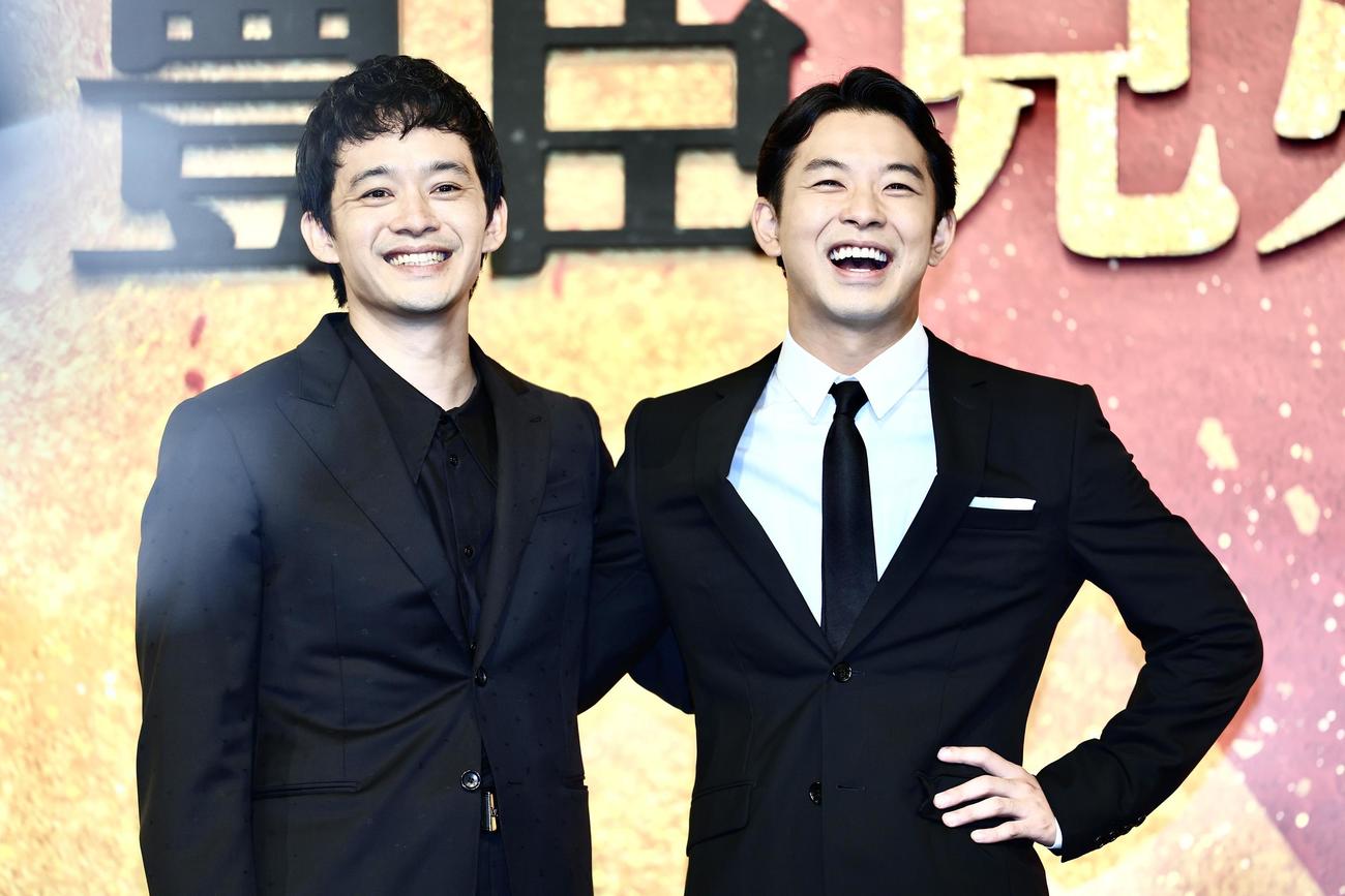 笑顔で肩を組む池松壮亮（左）と仲野太賀（撮影・河田真司）