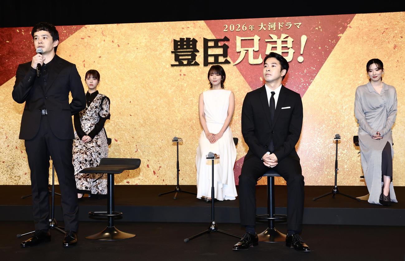 2026年NHK大河ドラマ「豊臣兄弟！」出演者発表会見に臨む、左から池松壮亮、浜辺美波、吉岡里帆、仲野太賀、永野芽郁（撮影・河田真司）