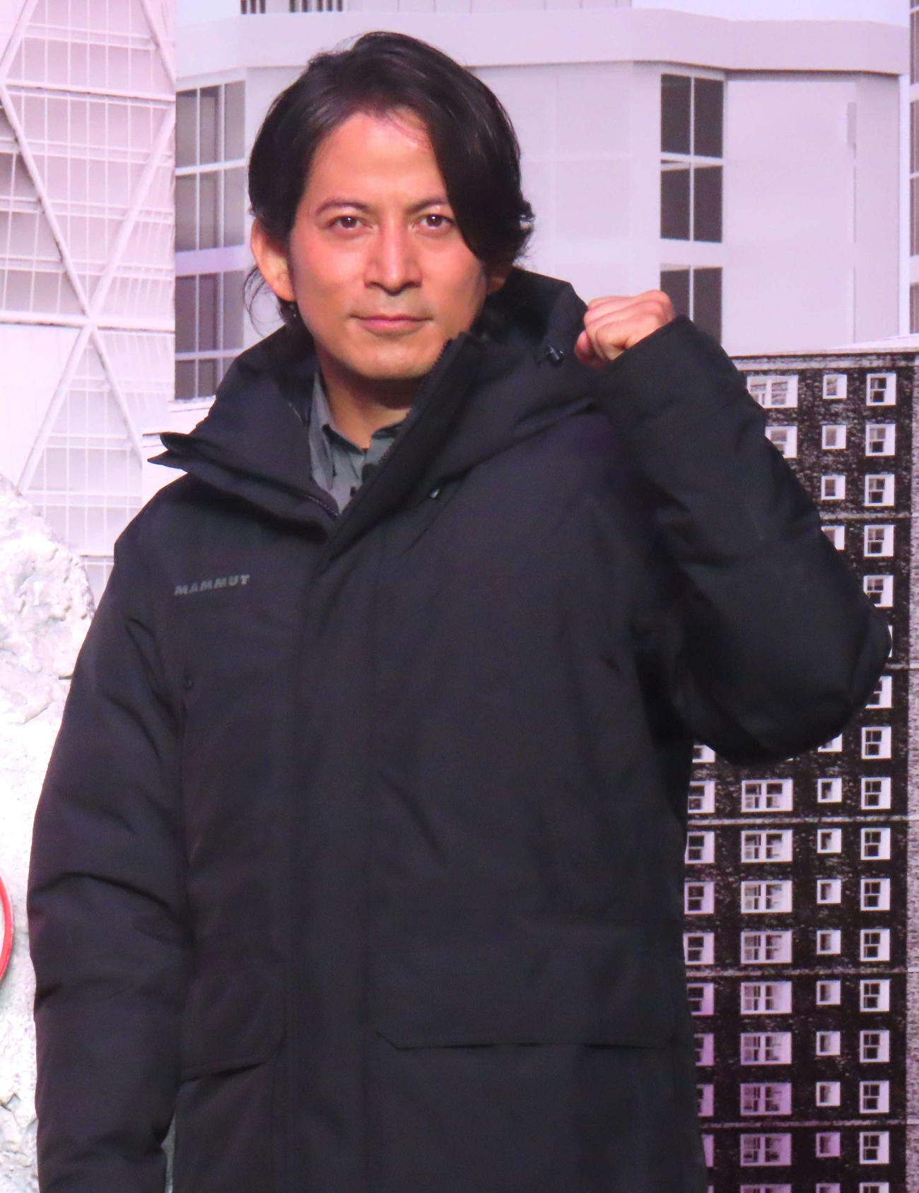 「MAMMUT」2024年秋冬コレクションの発表会に登壇した岡田准一