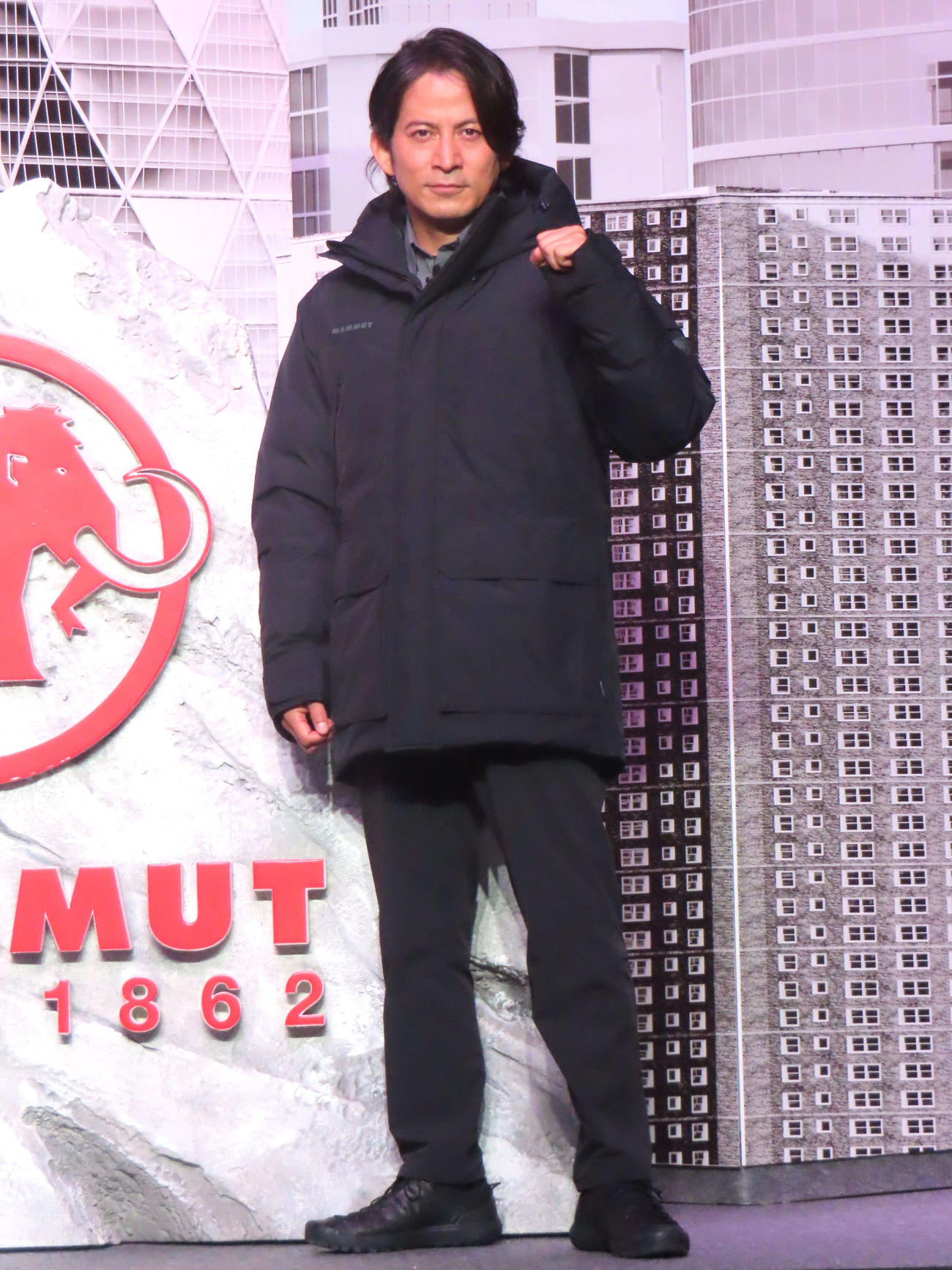 「MAMMUT」2024年秋冬コレクションの発表会に登壇した岡田准一