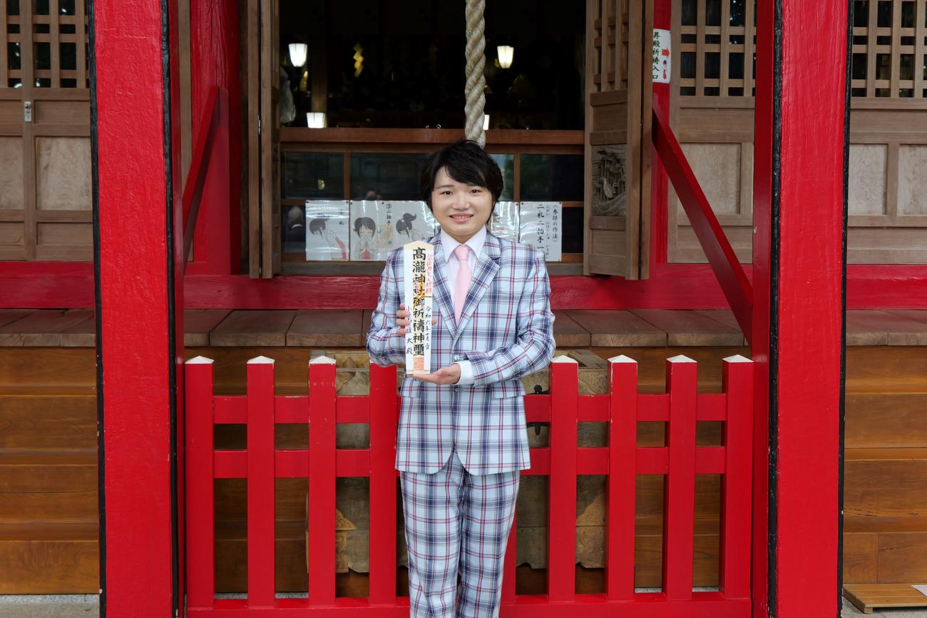 千葉・市原市の高瀧神社で、デビュー曲「道南恋しや」のヒット祈願を行った小山雄大
