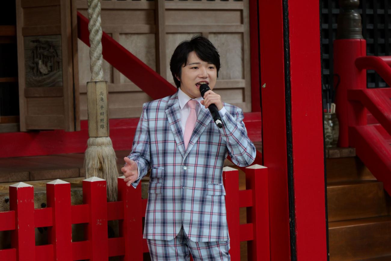千葉・市原市の高瀧神社で、デビュー曲「道南恋しや」のヒット祈願を行った小山雄大