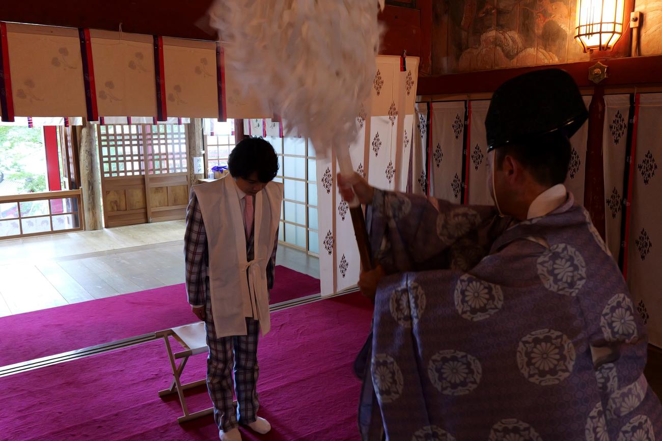 千葉・市原市の高瀧神社で、デビュー曲「道南恋しや」のヒット祈願を行った小山雄大
