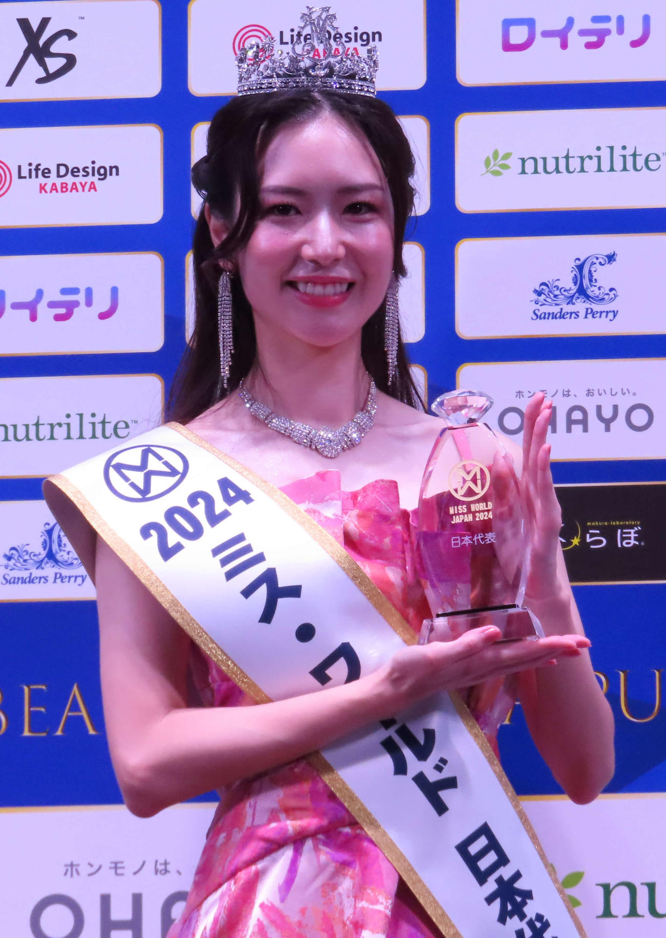 ミス・ワールド2024の日本代表に輝き、トロフィーを手に笑顔の冨田キアナさん